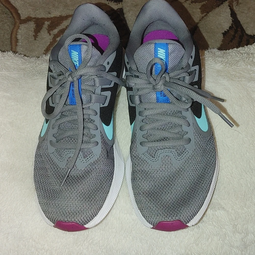 Nike tennis shoes - Picture 2 of 4
